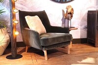 zielony fotel, salon boho naturalne wnętrze, drewniane dekoracje, lampa industrialna, przytulny salon aranżacja wnętrz, styl eklektyczny, komfortowy fotel inspiracje domowe design wnętrz, zielony fotel welurowy salo (1 (8)