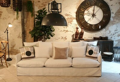 Duża , miękka i wygodna sofa w jasnej tkaninie Salento. Sofa ze zdejmowanym pokrowcem i wypełnieniem poduszek z pierza