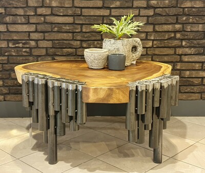 Unikatowy stolik z drewna egzotycznego Suar, z ciekawym zdobieniem z rurek stalowych.