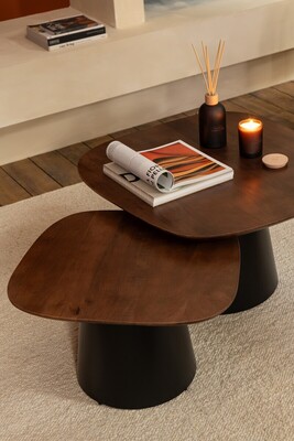 Nowoczesny zestaw 2 stolików kawowych z drewnianym blatem i czarną, stabilną podstawą