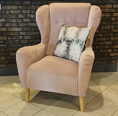 Klasyczny i ponadczasowy fotel uszak w  różowym welurze. Fotel na dębowych nóżkach oraz tkaninie Bellagio, wykonanej w technologii Aquaclen.