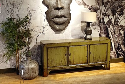 Komoda orientalna, oliwkowa komoda do salonu, szare metalowe wazony, drewniana wysoka lampa stołowa