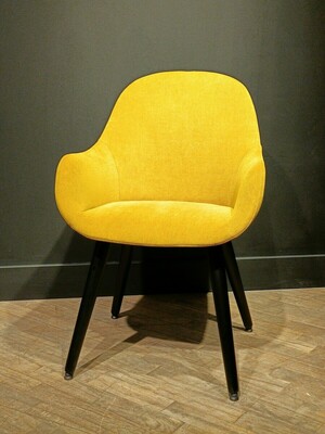 Żółte krzesła do jadalni w tkaninie Aquaclean