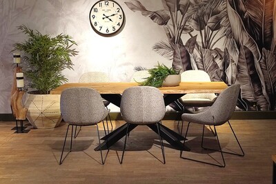 Krzesło kubełkowe, krzesła na metalowych płozach, krzesła do stołu, stół z litego dębu, tapeta z motywem roślinnym