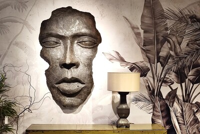 Maska dekoracyjna, ozdoba ścienna, drewniana lampa z beżowym abażurem, tapeta z motywem roślinnym