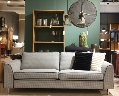 Elegancka sofa w czarno białą pepitkę. Wygodna sofa Cafe Day do salonu.