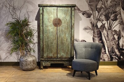 Szafa orientalna, dwudrzwiowa szafa, zielona szafa, szary fotel obrotowy, metalowy szary wazon, tapeta z palmami