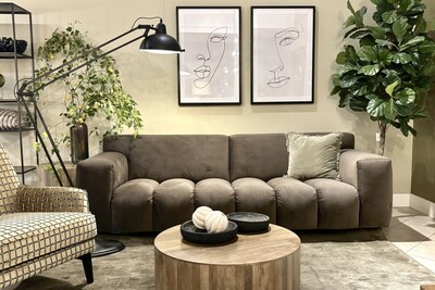 Sofa Vesta Quilt Mti-Furninova w kolorze mocha mousse. Czekoladowa sofa.Oliwkowa ściana w salonie. Stolik mango.